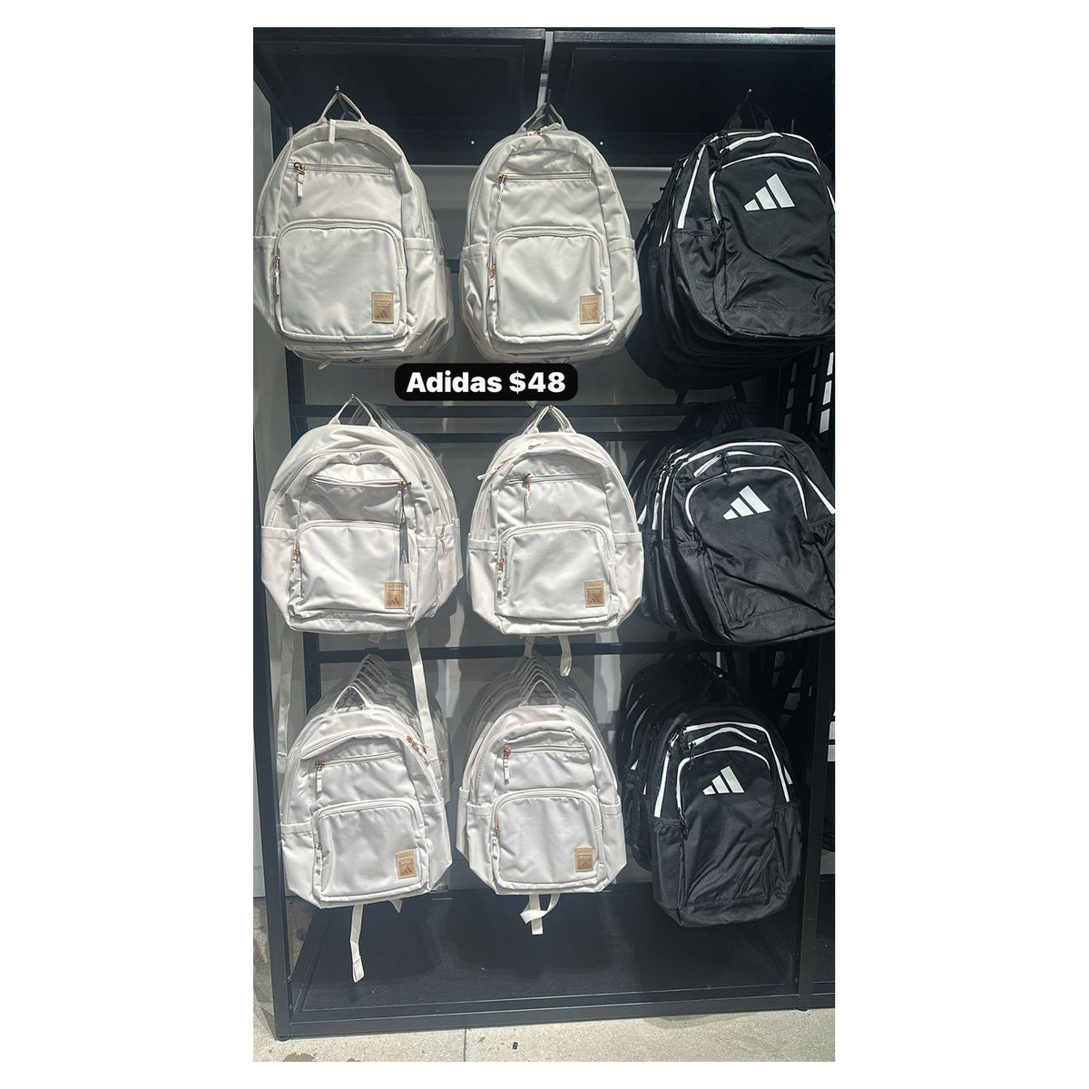 Mochila Adidas con bolsillo frontal